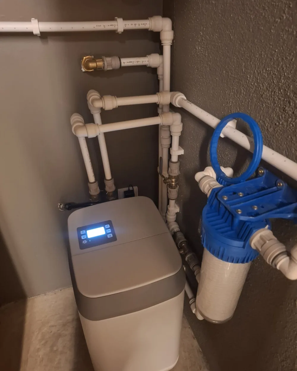 Descalcificador instalado por AIGUAPLUS junto a la entrada general de agua