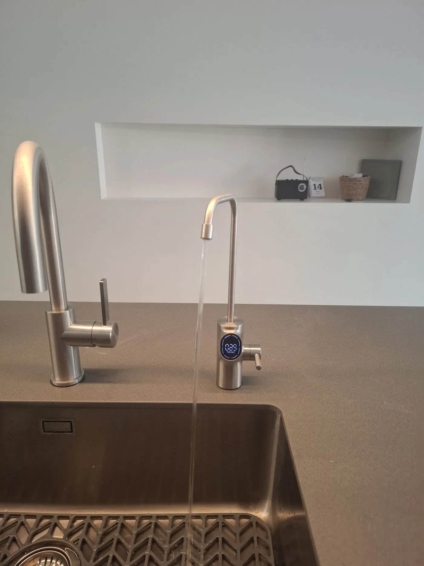 Grifo de ósmosis sirviendo agua purificada en una cocina