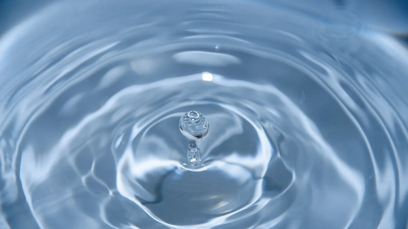 Gota de agua formando ondas concéntricas