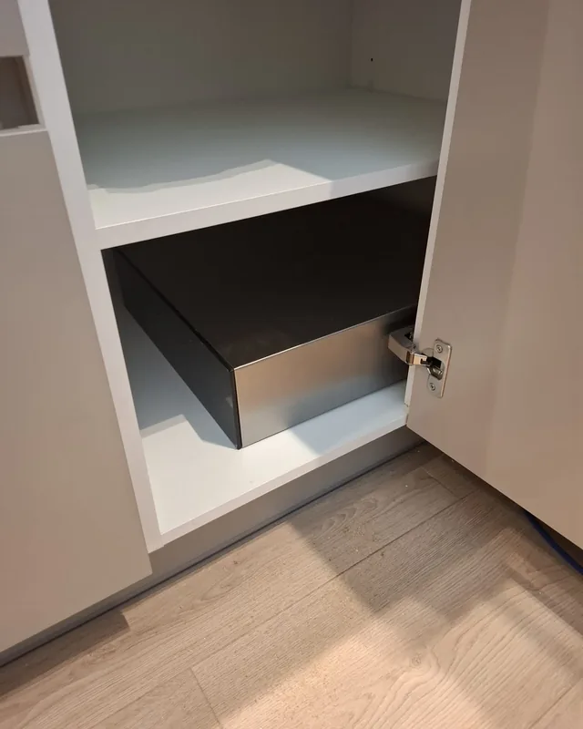 Sistema de ósmosis instalado dentro de un mueble bajo el fregadero